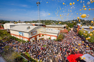 Scientologická televize a rádio - Scientology media productions - dav lidí při slavnostním otevření
